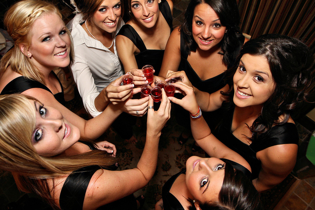 IMAGE: http://jwilsonphotography.smugmug.com/Weddings/Lauren-and-Dave-91909/IMG033/727033419_Yuub5-XL.jpg